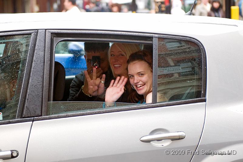 20090410_170800_D300 P1.jpg - Couple in car waving, Charring Cross Road